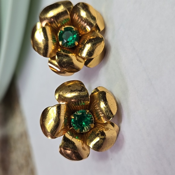 Vintage Gold Tone 3D Flower Earrings with Green Stone - Picture 9 of 17